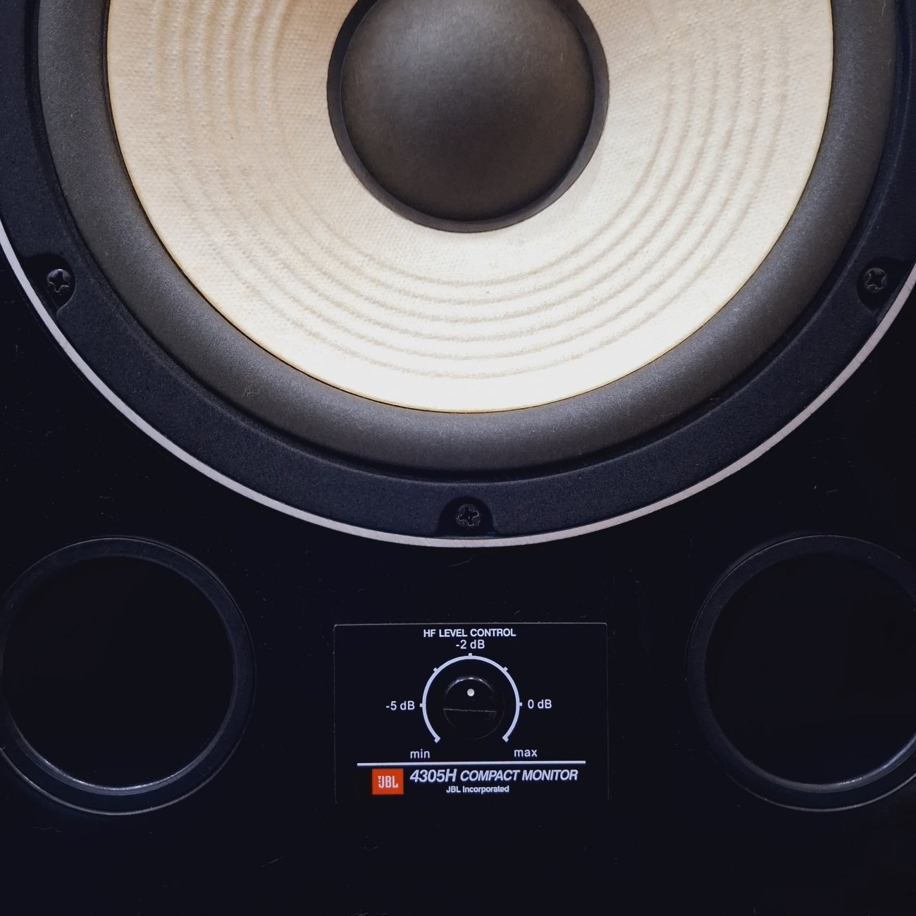 JBL MODELO 4305H COMPACT MONITOR 