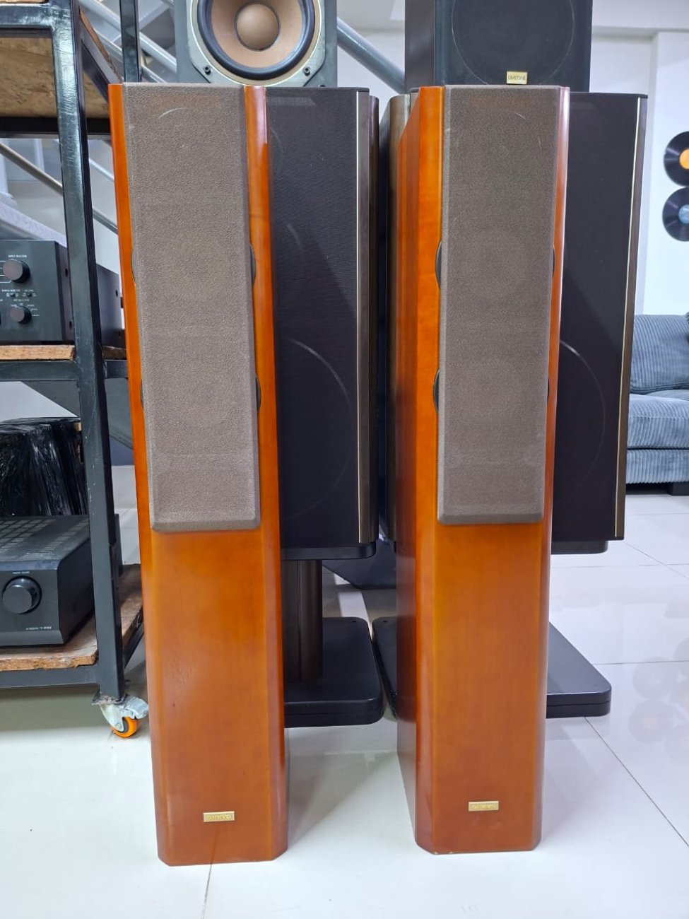 ONKYO MODELO D-702F