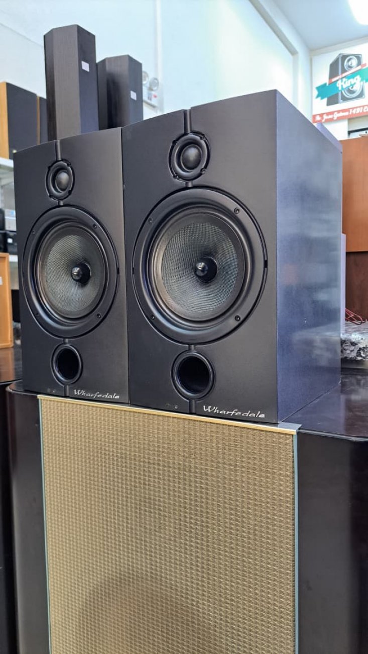 WHARFEDALE MODELO DIAMOND 8.2