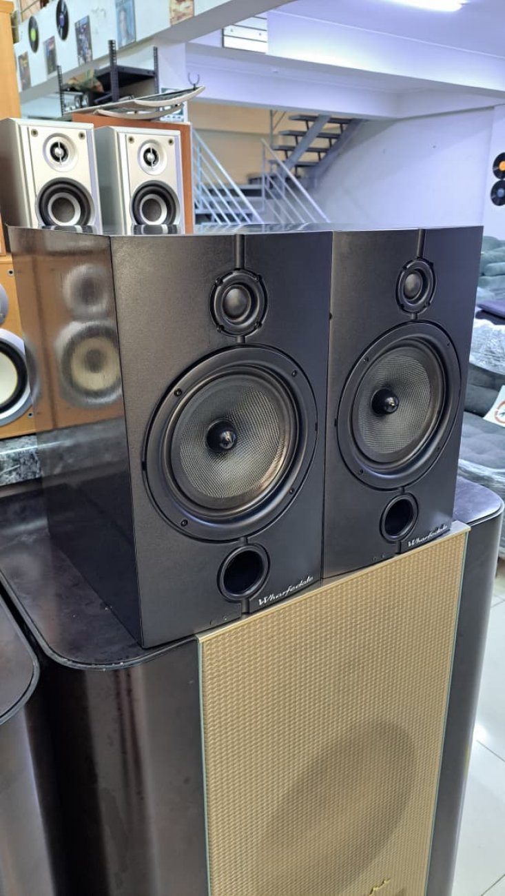 WHARFEDALE MODELO DIAMOND 8.2