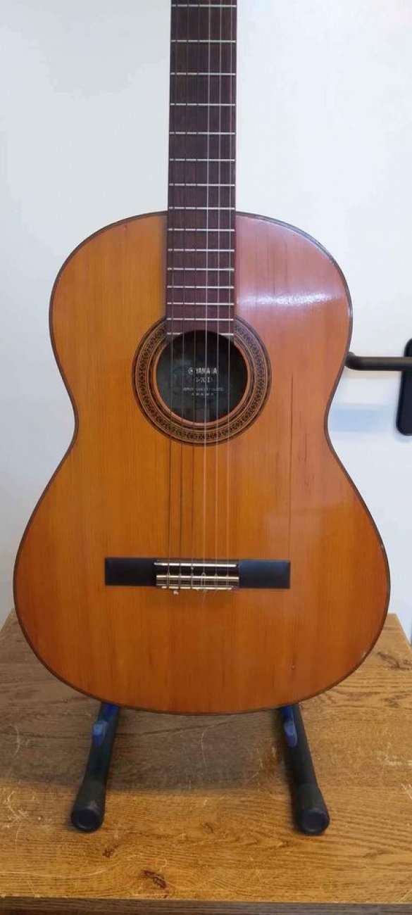 YAMAHA MODELO G-70D